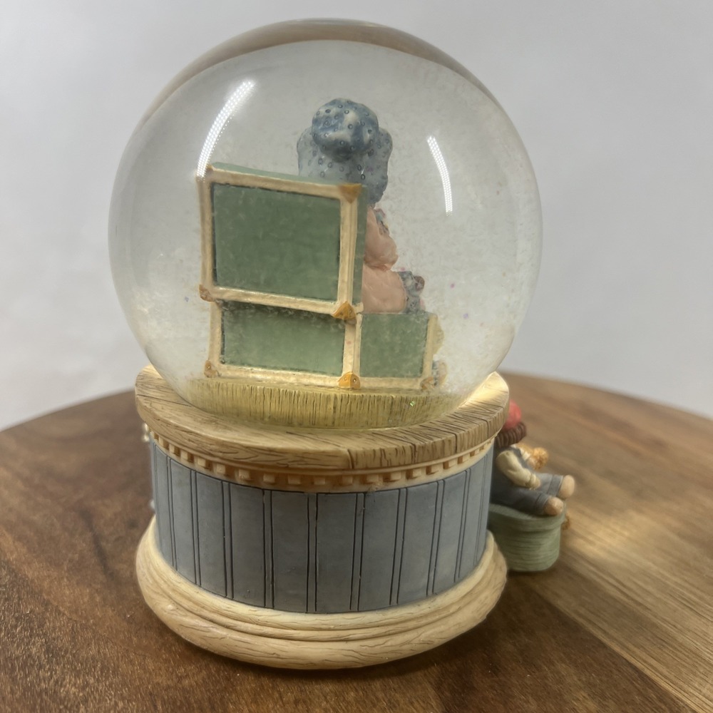 Heart Tugs "Friends Are the Best Collectibles" Musical Snow Globe‎ – Excellent - Picture 4 of 12